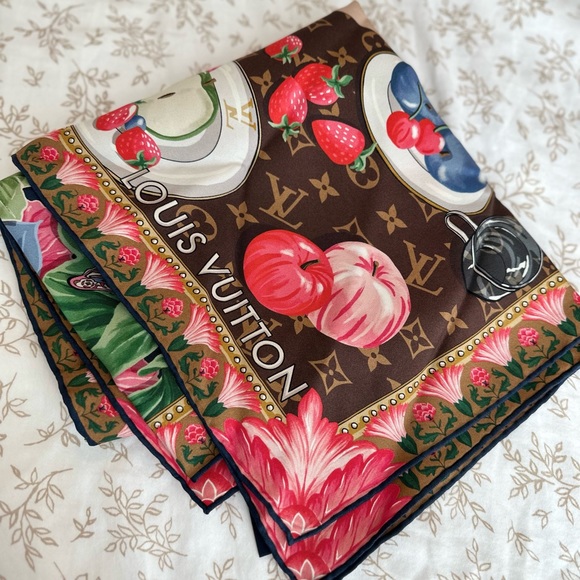 LOUIS VUITTON Silk Monogram LV Scarf - Picture 4 of 5
